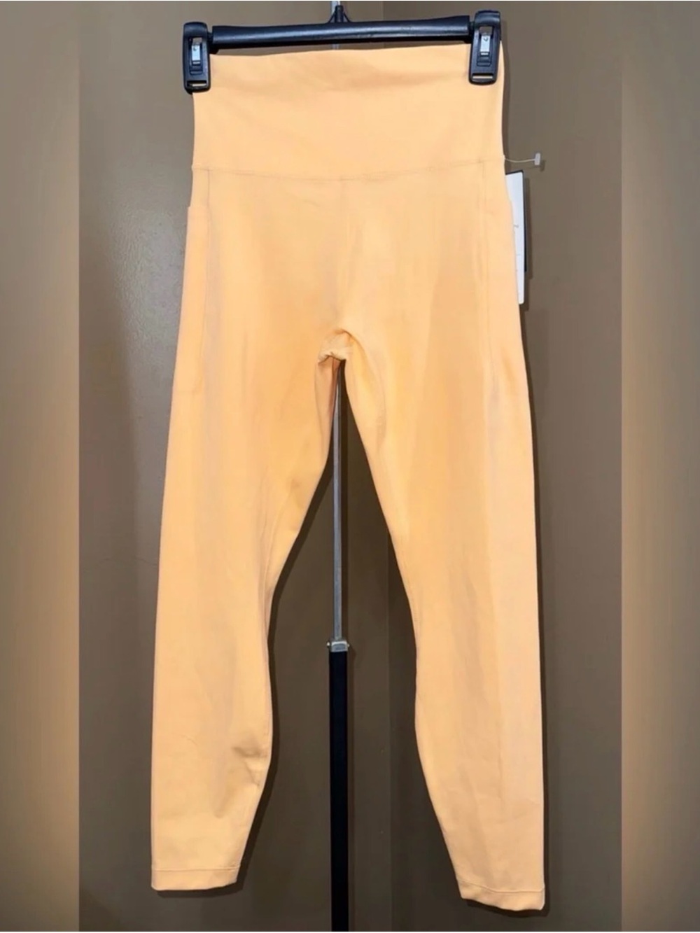 NWT ALL IN MOTION Super flex Ultra High-Waist Peach Leggings. Size Medium.